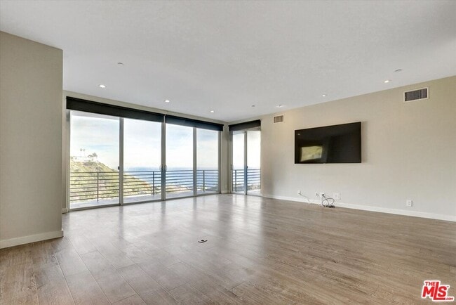 Building Photo - 3850 Rambla Orienta