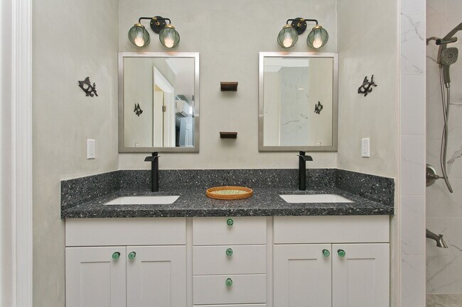 Building Photo - Diamond Head - Pet friendly - furnished 3 bedroom home with garage! Available now!