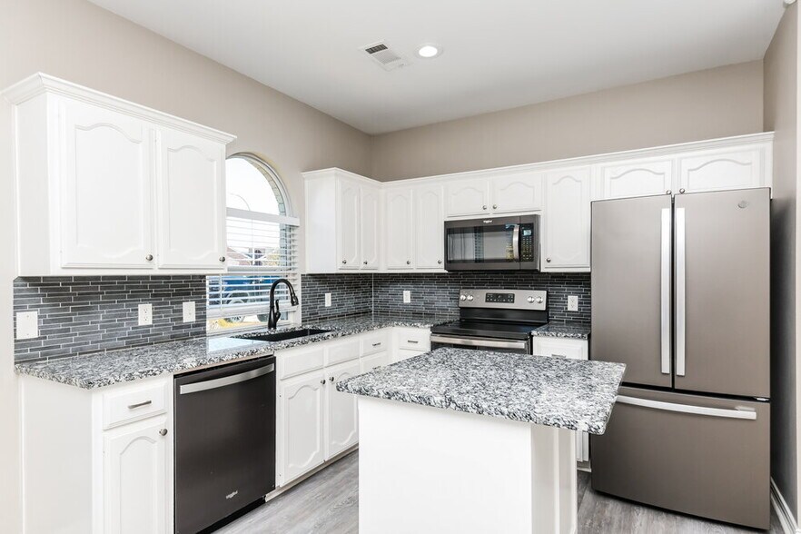 Building Photo - 10505 Big Oak Dr