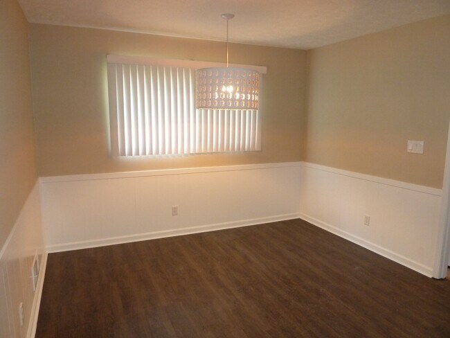 Building Photo - 3 Bed / 2.5 Bath with 2300 Square Feet!! A...