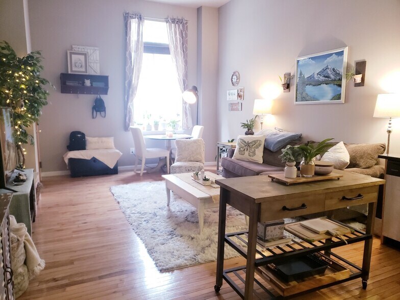 Living Room - 1502 Mount Vernon St