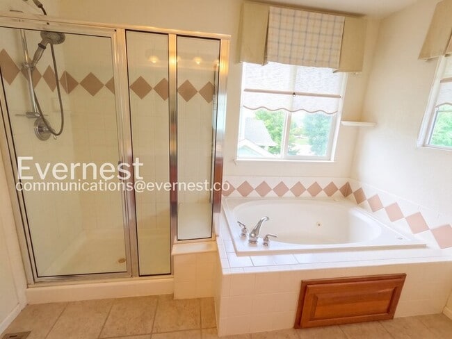 Building Photo - 4 Bed/2.5 Bath Home with Fenced Yard and Garage / Available Soon!