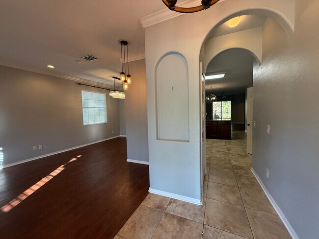 Building Photo - 5 BEDROOM HOUSE WITH PRIVATE POOL AND LAKE...