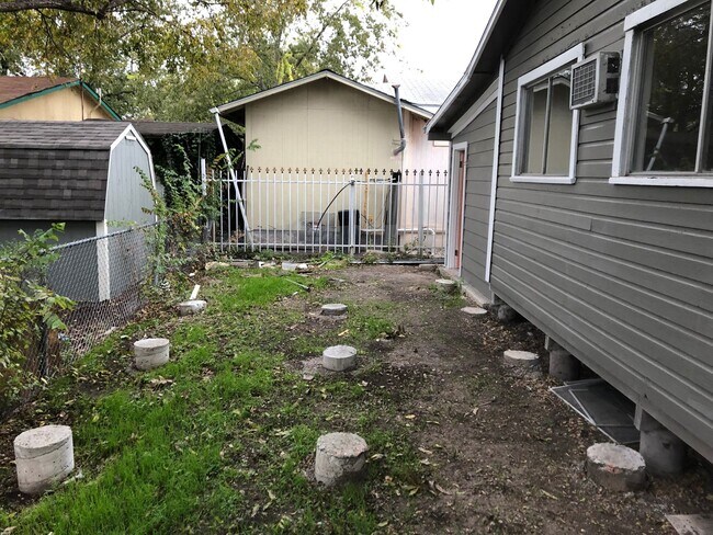 Building Photo - Recently remodeled 2 Bedroom 2 Bathroom