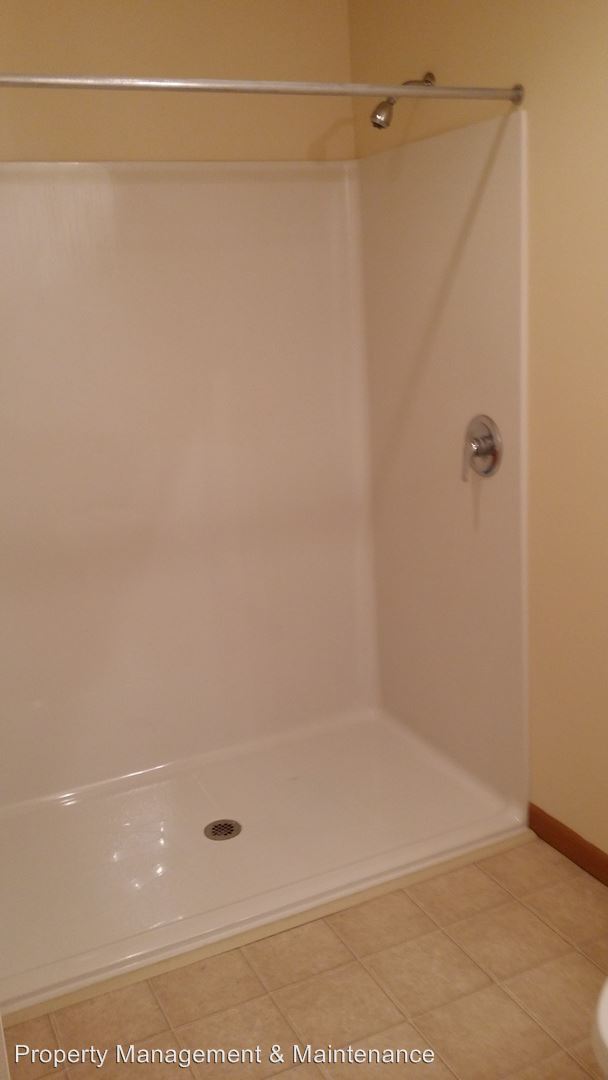 Building Photo - 1906 N Oak Dr