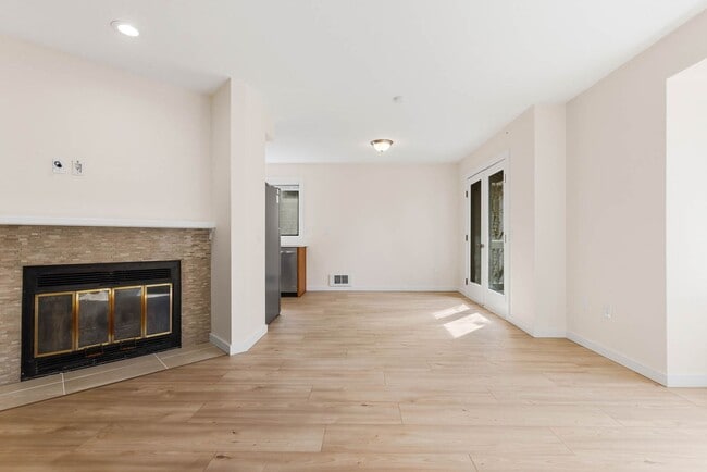 Building Photo - Newly updated 2 Bedroom 2 Bathroom Condo Near Downtown Kirkland- 1 free month!