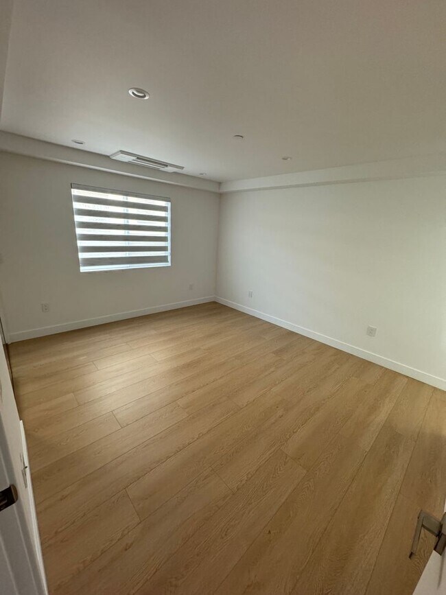 Building Photo - Spacious 1000 Sq. Ft. Single-Floor Back AD...
