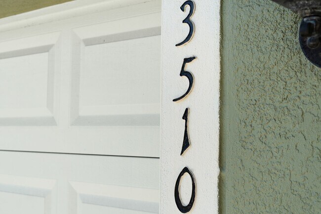 Building Photo - 4/2.5 Town Home w/ Loft and Office in Harr...