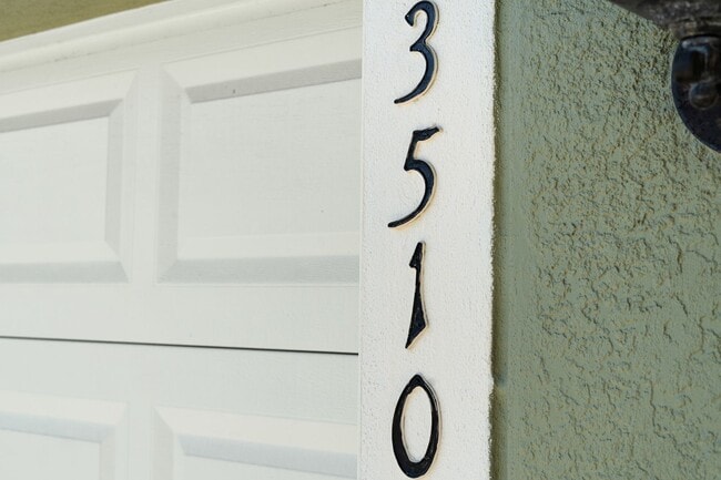 Building Photo - MOVE IN SPECIAL- 4/2.5 Town Home w/ Loft a...