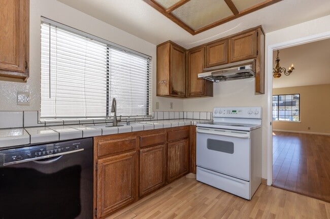 Building Photo - 4 bed/3 bath Single Family Home w/ large backyard!