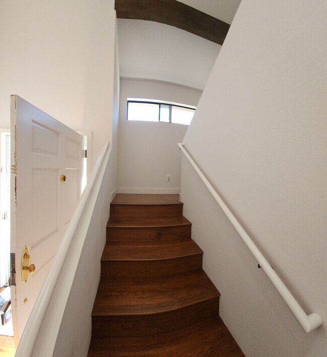 Building Photo - Furnished 3 bed 2.5 bath close to Poly.