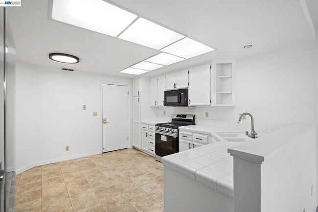 Building Photo - 493 S Clovercrest Ln