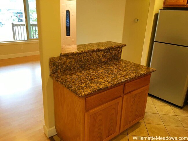 Building Photo - 4 Bedrooms, 2 Bathrooms, Large Fenced Backyard in Central Salem