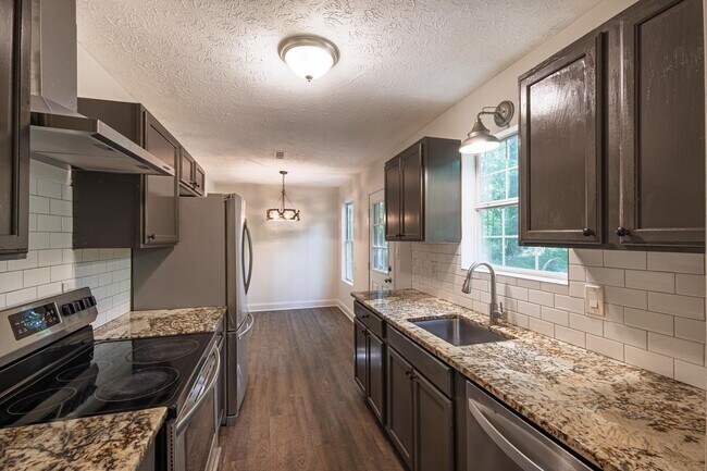 Building Photo - Updated Ranch on 1.6 Acres in Senoia. East Coweta Schools!