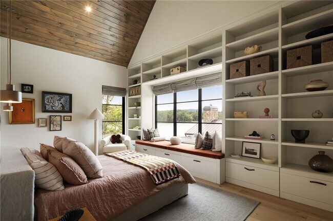 Building Photo - 725 Rocky Point Dr