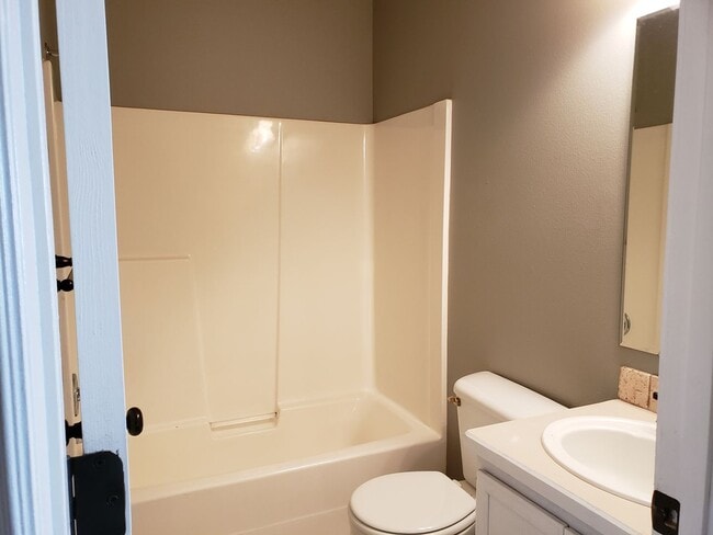 Building Photo - 3 Bed 2.5 Bath House