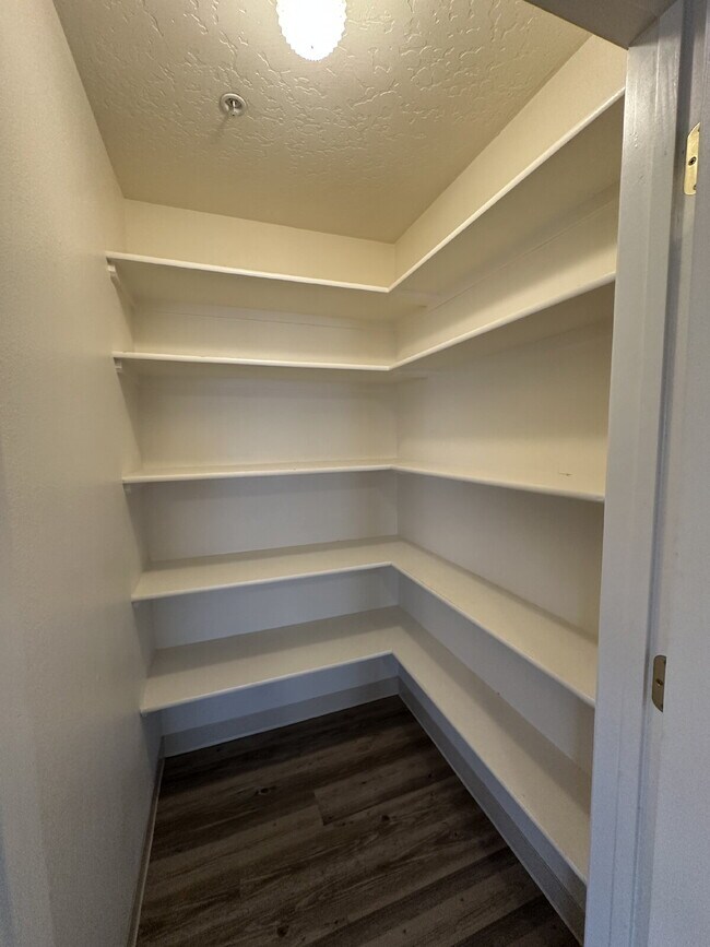 Building Photo - "Charming 2-Bed Retreat with Spacious 1000 sqft Layout in Nampa's Heart!"