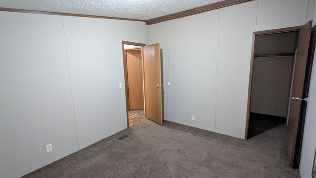 Building Photo - Newly renovated gem located at Earl Lake i...