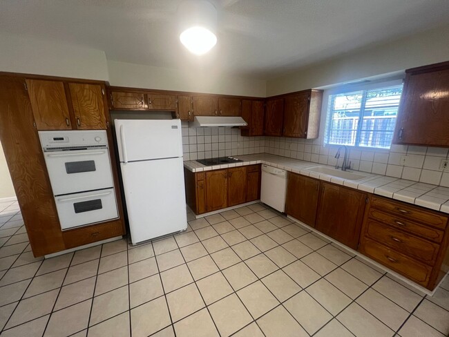 Building Photo - Spacious 4 bed 2 bath home in Fremont. Exc...