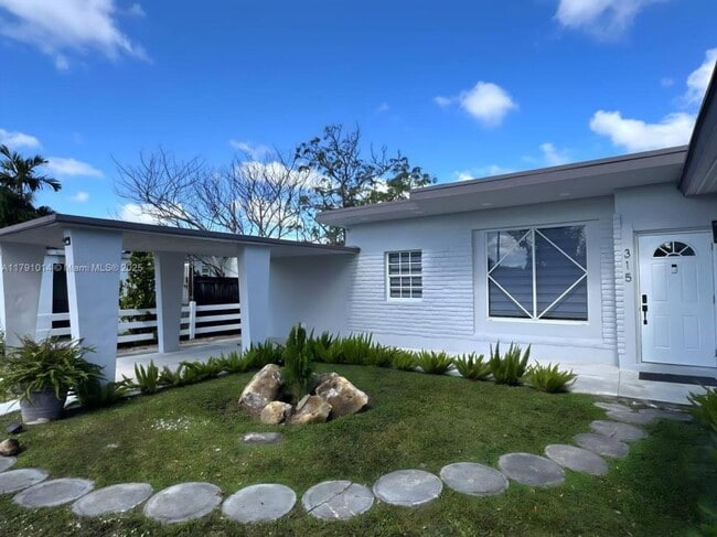 Building Photo - 3 bedroom in Miami FL 33150