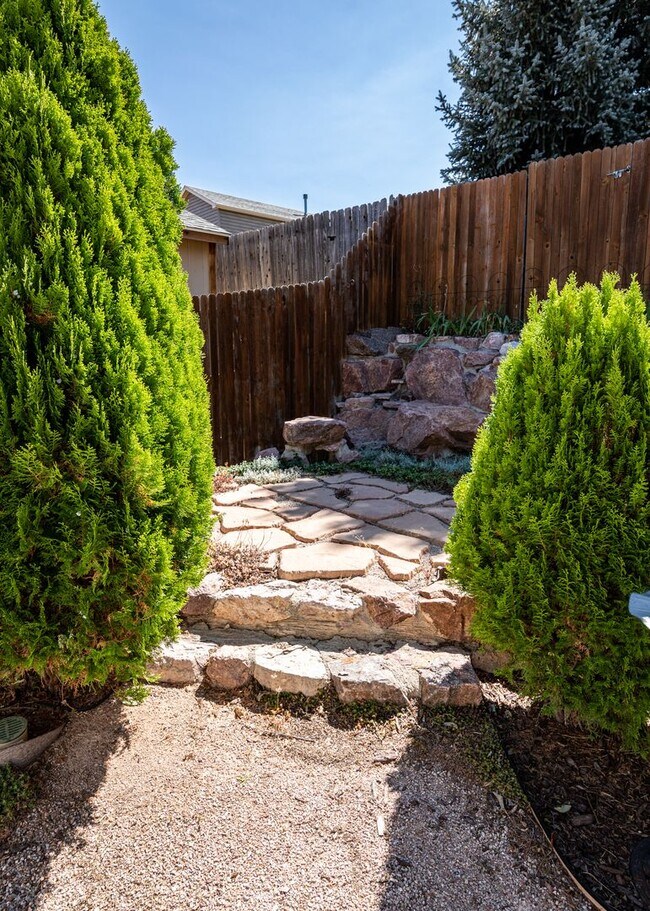 Building Photo - 4 Bed Rancher in District 20!!!