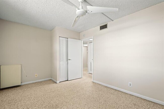 Building Photo - 250 Jacaranda Dr