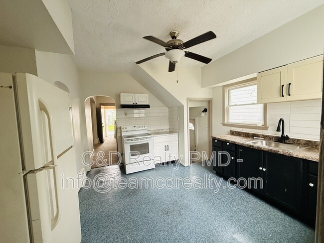 Building Photo - 2115 W 105th St
