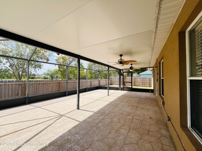 Building Photo - 829 Honeysuckle Dr