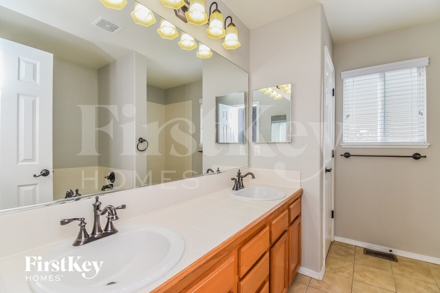 Building Photo - 1749 Dewhirst Dr