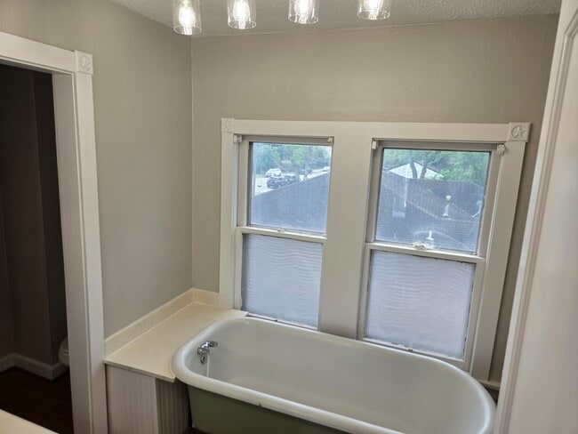 Building Photo - 1523 Avenue C