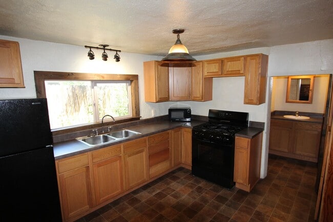 Building Photo - Charming Single-Story Home Near NAU | Fenced Yard + Fireplace