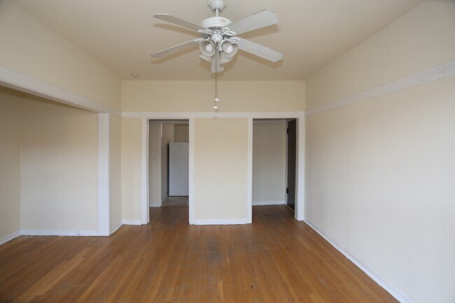 Building Photo - 722 W Barry Ave