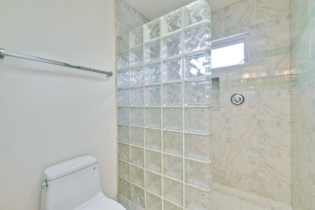 Building Photo - Large 3,767 sqft home on a 10,000 sqft lot- 2 bed located on 1st floor w/ separate entrance - Top...