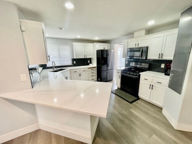 Building Photo - Beautifully Remodeled 3bd/2bath Hillsboro ...