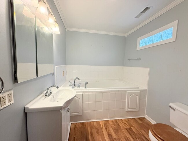 Building Photo - Beautiful 3 bed 2 bath home in Bloomington!