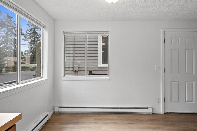 Building Photo - Updated Turnkey 2 Bed 1-bathroom spacious ...