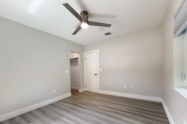 Building Photo - 1641 NE 5th Ct