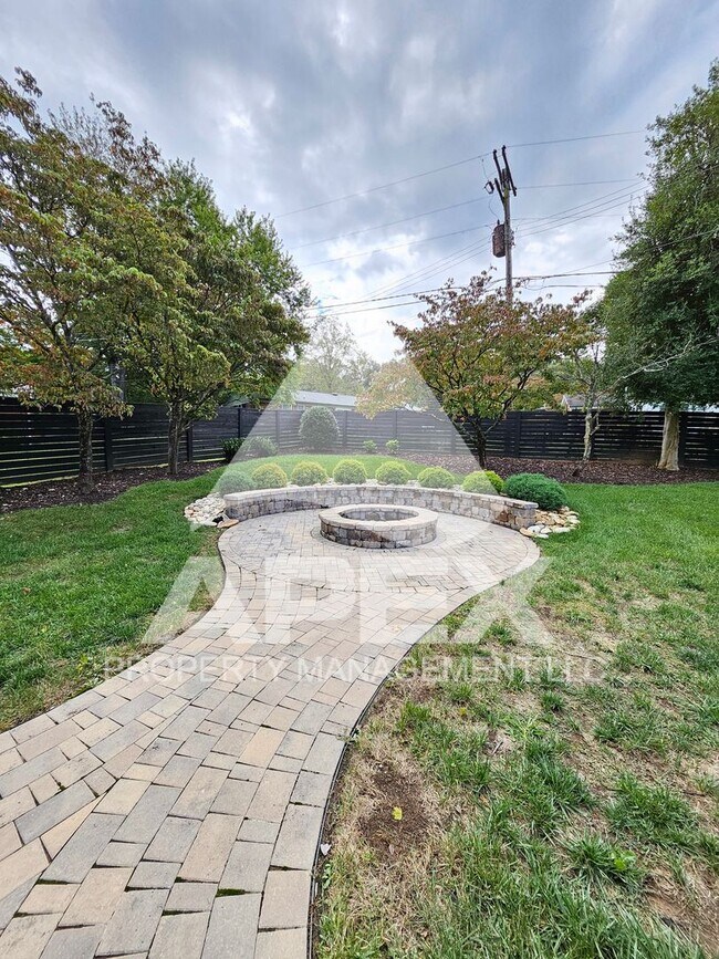 Building Photo - Renovated & Stunning - Single level Brick ...
