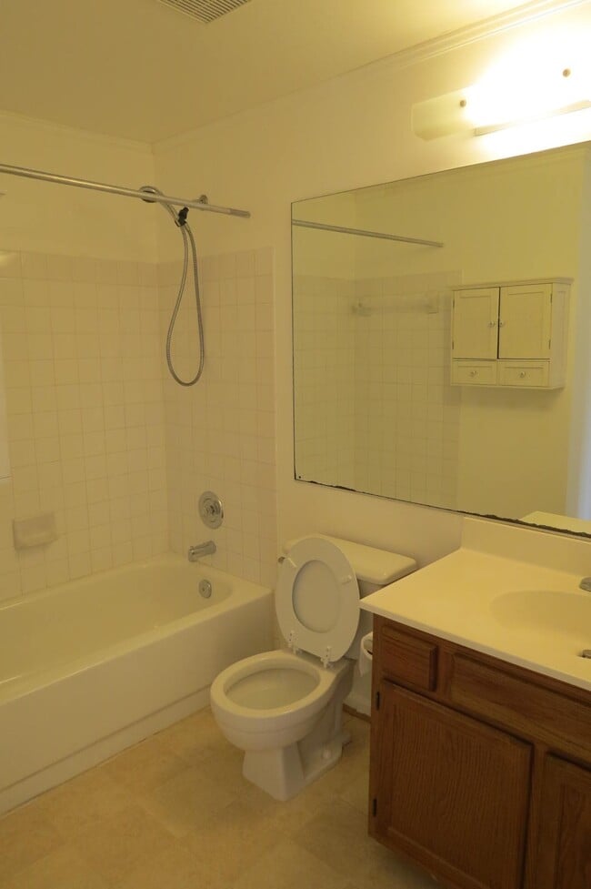 Building Photo - 2208 Wimbledon Cir