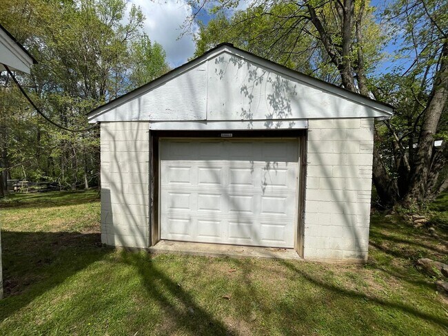 Building Photo - 2 Bedroom 1 bathroom house