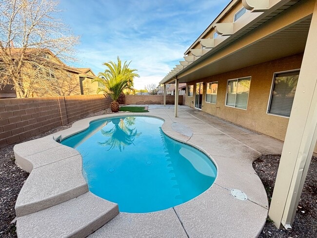 Building Photo - Gorgeous 6Bed/5Bath/4Car, 2-Story Home located in the Mountains Edge