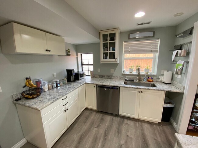 Large kitchen! - 1400 Zenobia St
