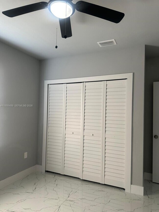 Building Photo - 868 Cervantes St E