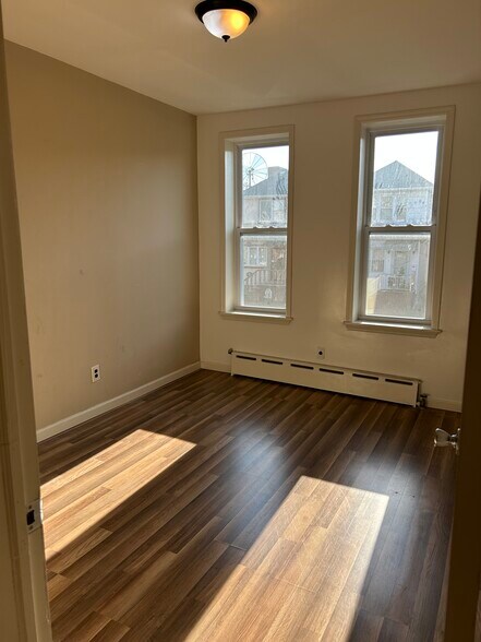 Primary Photo - 1553 W 9th St