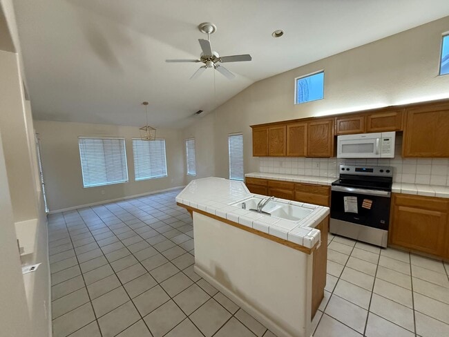 Building Photo - 5731 N Tracy Ave