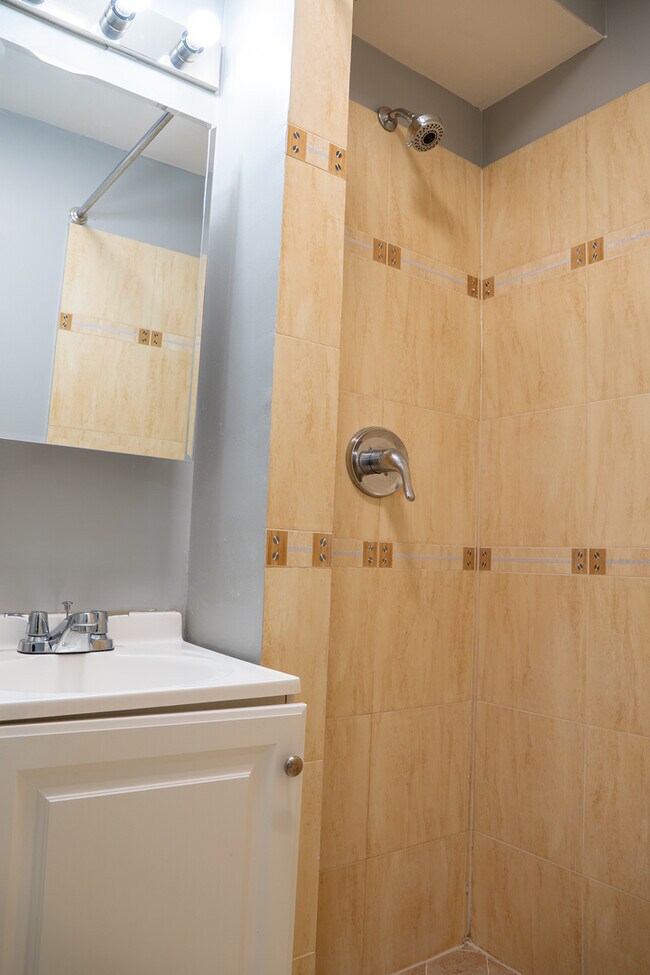 Building Photo - 6605 S Kimbark Ave