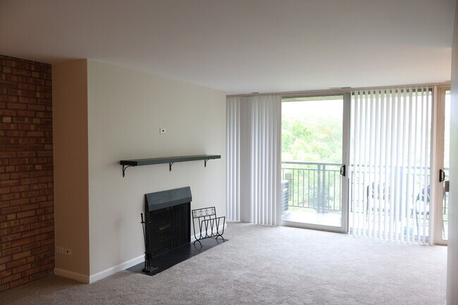 Building Photo - 6000 Oakwood Dr