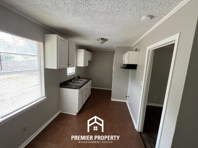 Building Photo - 5580 Lochinvar Rd