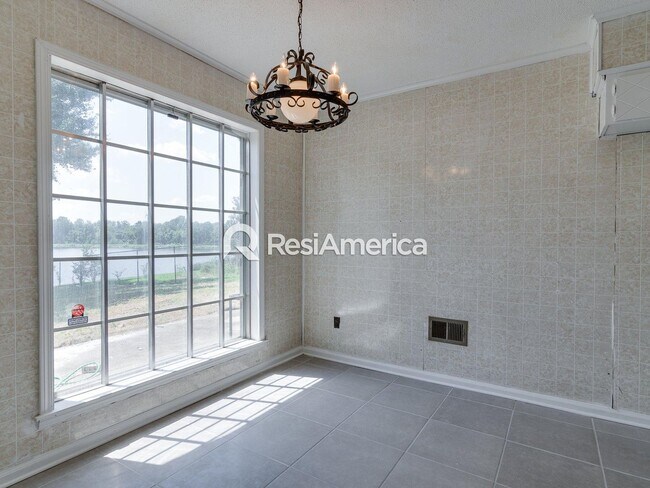Building Photo - 3BR/2B Renovated Lake House Available For ...