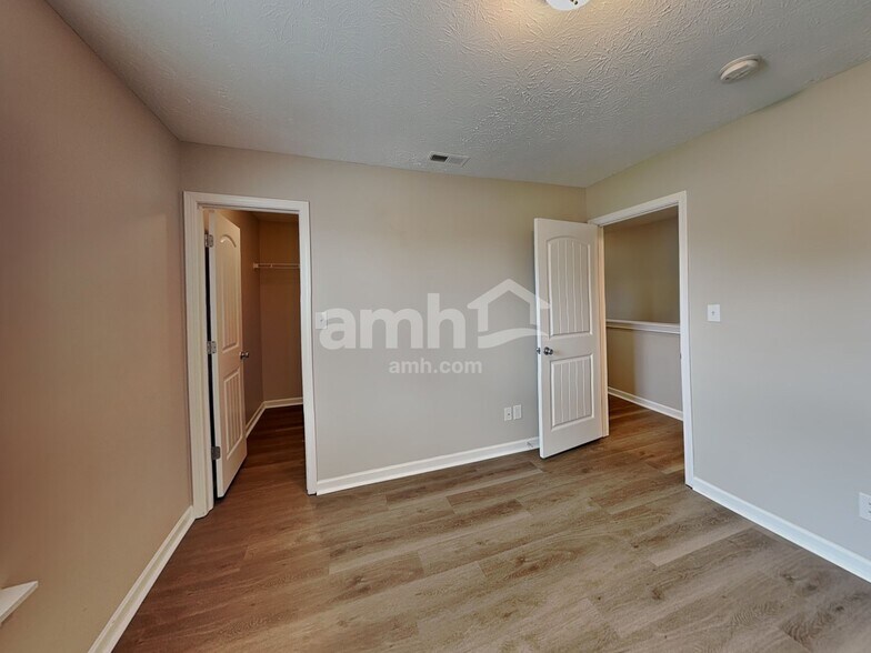 Building Photo - 1127 Fiesta Dr